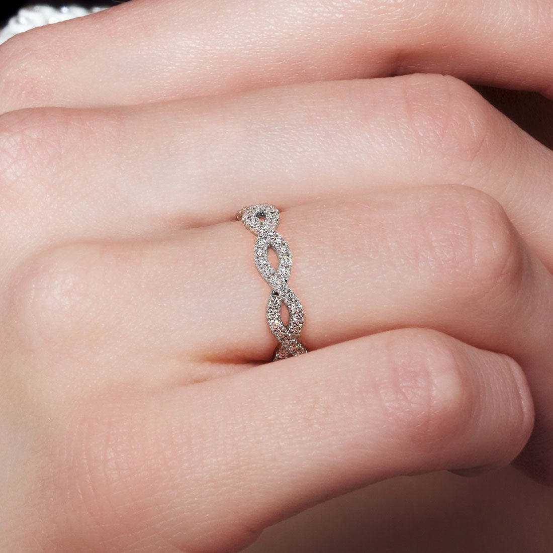 0.40ctw F-VS Infinity Twist Micropavé Diamond Wedding Anniversary Band Ring 18k