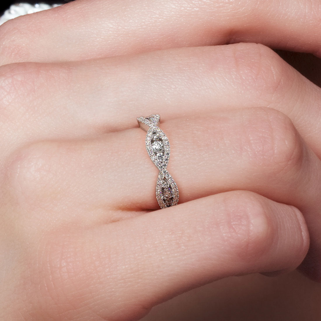 0.65ctw F-VS Infinity Twist Micropavé Diamond Wedding Anniversary Band Ring 18k